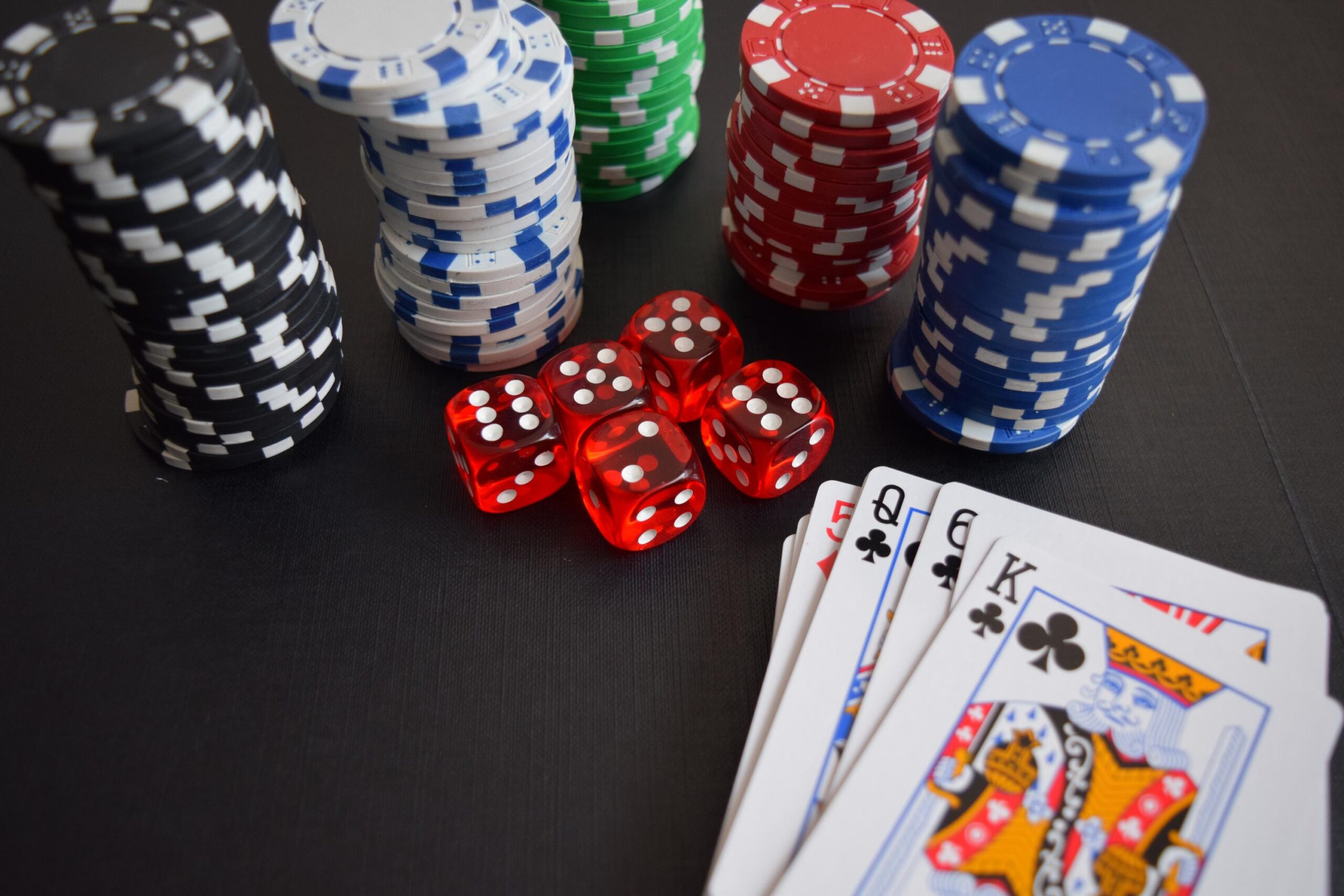 The Psychology of Hustler Poker : A Game of Skill, Strategy, and Deception